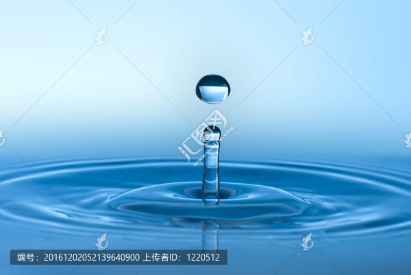 干凈的藍(lán)色滴在清澈的水中濺水。抽象藍(lán)色環(huán)境背景。
