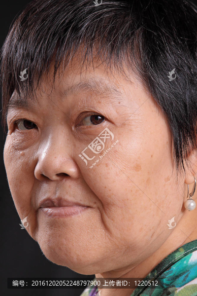 黑色背景下的亞洲女性