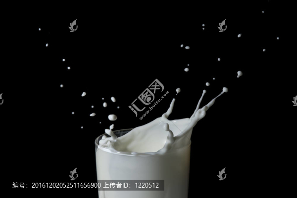 牛奶濺黑背景