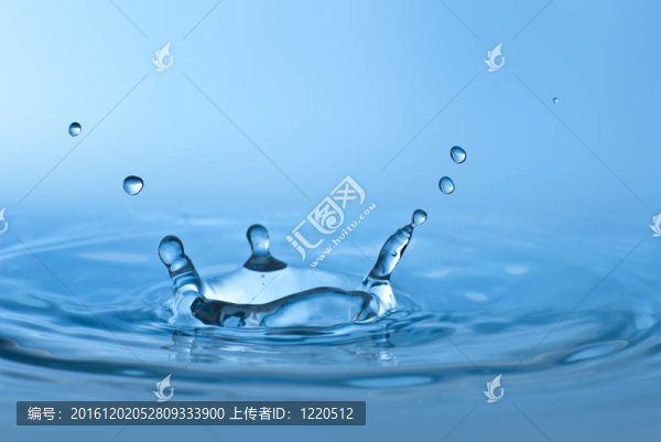 干凈的藍(lán)色滴在清澈的水中濺水。抽象藍(lán)色環(huán)境背景。