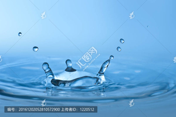 干凈的藍(lán)色滴在清澈的水中濺水。抽象藍(lán)色環(huán)境背景。