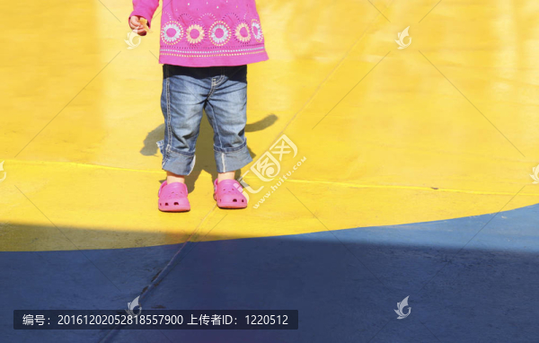 黃色；粉紅色和藍色