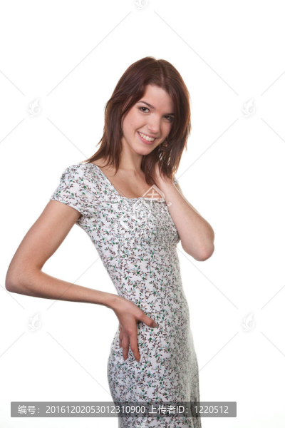 穿著裙子的年輕女子