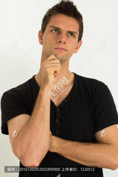 男人用手在臉上思考