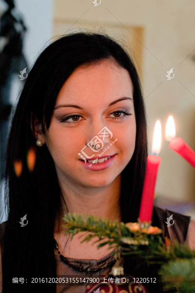 圣誕樹上的年輕女人