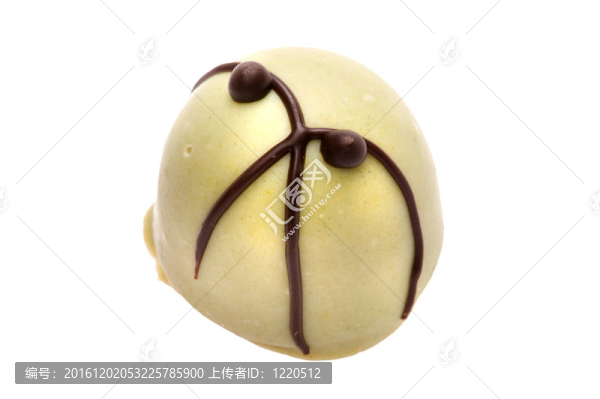 白色宏上的棕色巧克力糖