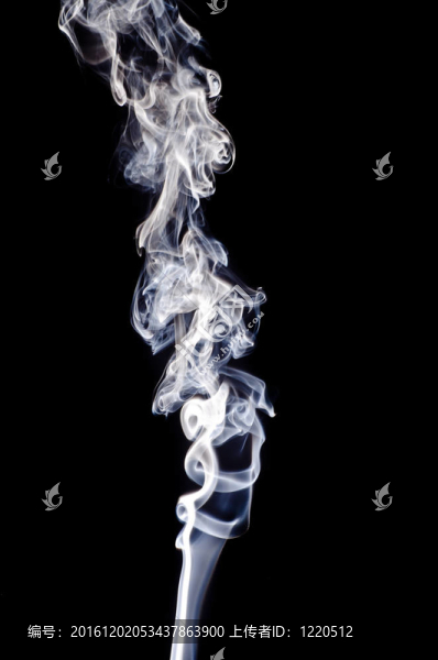 在黑色背景上吸煙