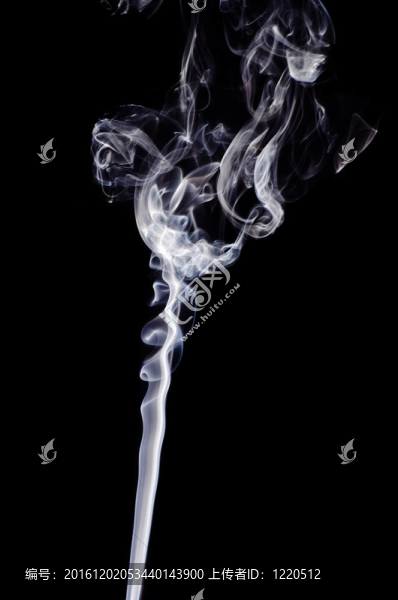 在黑色背景上吸煙