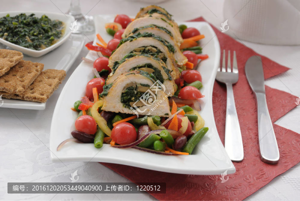 菠菜和蘑菇蔬菜雞肉卷