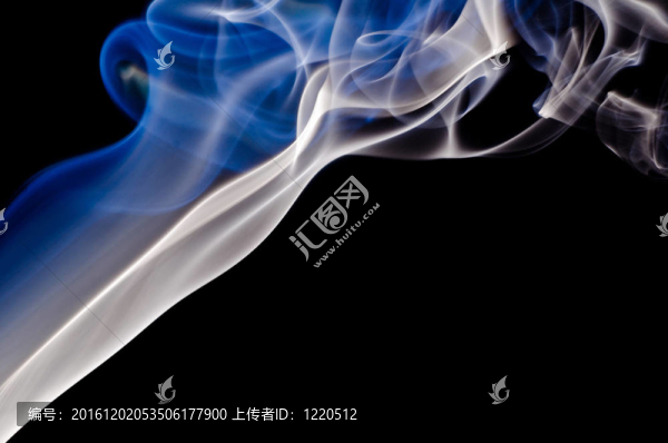 在黑色背景上吸煙