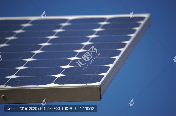 面向太陽的藍色太陽能電池板