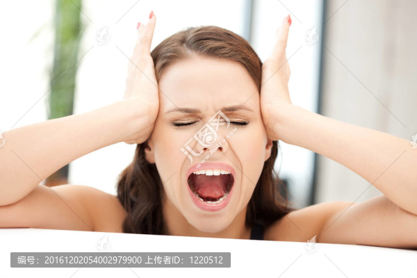 手在耳朵上的女人