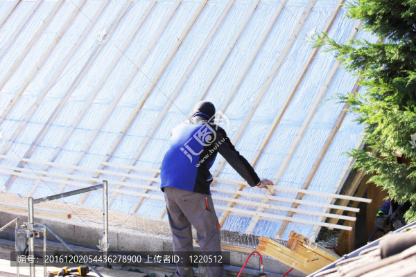 路華工作在木材的新屋頂
