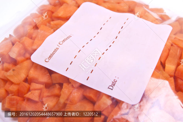 塑料冷凍袋中的切碎的胡蘿卜