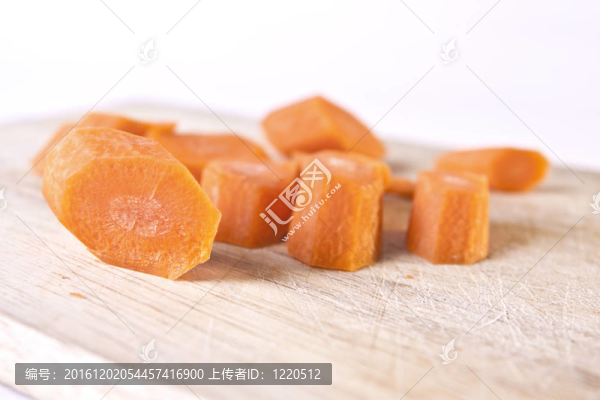 Carrot,Sliced在木制砧板上