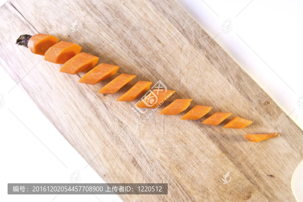 Carrot,Sliced在木制砧板上