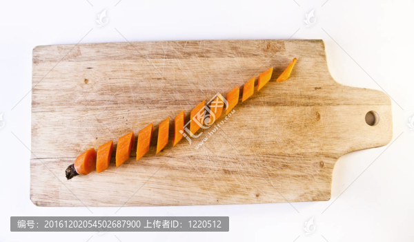 Carrot,Sliced在木制砧板上