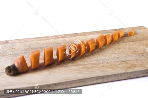 Carrot,Sliced在木制砧板上