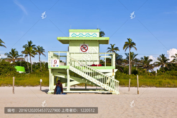 海灘上的木制海灣的小屋