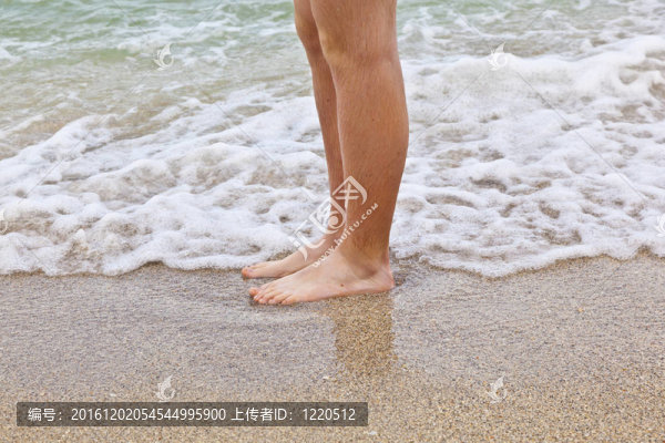 沿著海灘跑步的男孩的腳