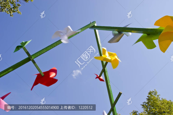 各種彩色的紙風(fēng)車(chē)