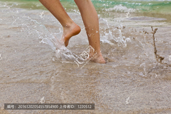 沿著海灘跑步的男孩的腳