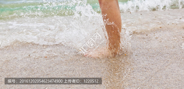 男孩的腳跳進(jìn)水里