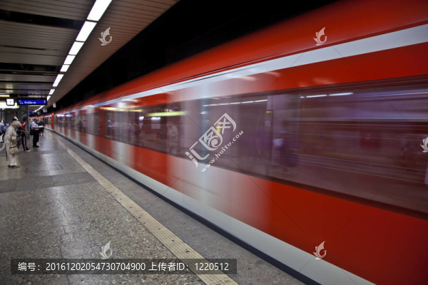 到達車站的火車