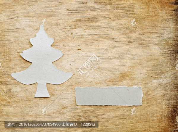 舊木材背景下撕紙制成的圣誕樹