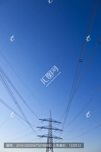 電廠在美麗多彩的草地