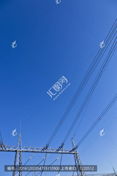 電廠在美麗多彩的草地