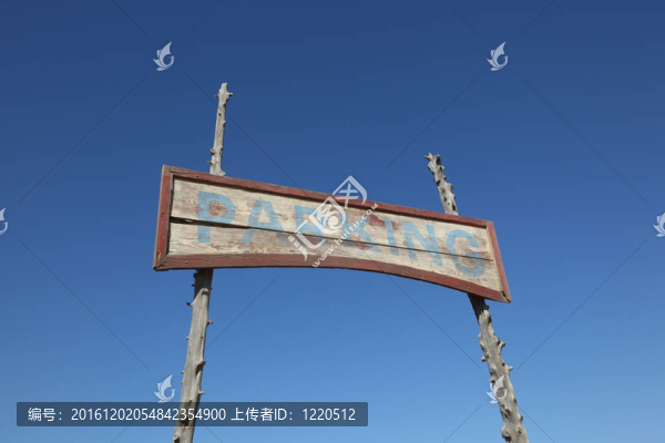 木質(zhì)板上的停車標(biāo)志