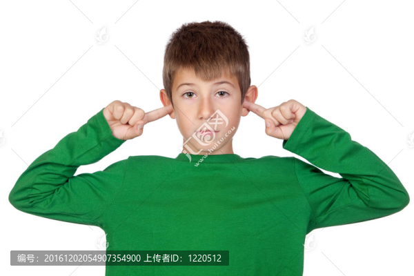 小孩用手托著耳朵