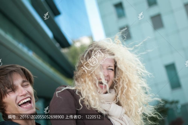 快樂的年輕夫妻享受生活