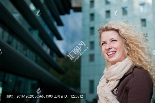 商業(yè)女性戶(hù)外肖像