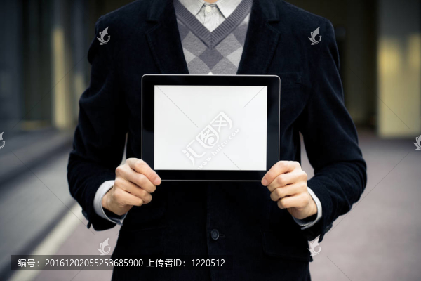 商業(yè)男子展示數(shù)碼平板