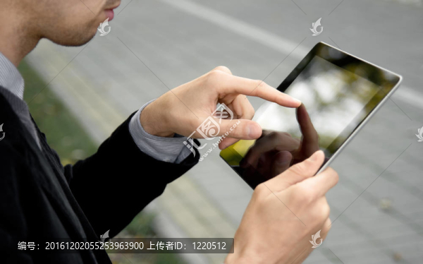 商業(yè)男子使用觸摸屏平板電腦