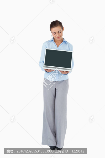 女商人在白色背景下顯示的筆記本電腦