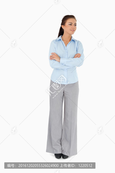 年輕的商人抱著雙臂