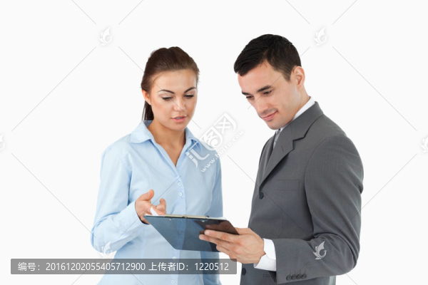 商業(yè)伙伴看剪貼板