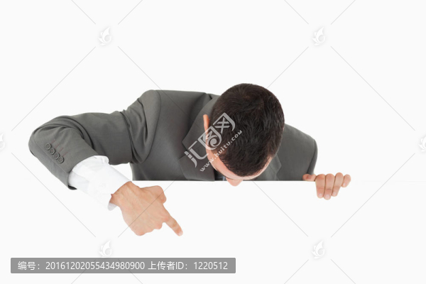 商人指著他下面的標(biāo)志