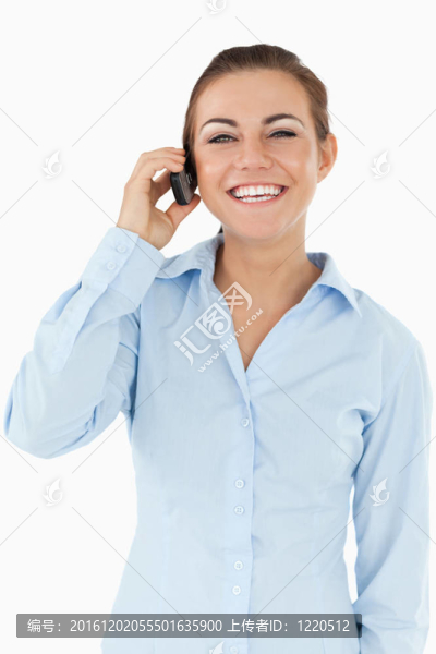 快樂(lè)的女商人在手機(jī)