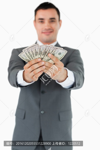 商人展示他的鈔票