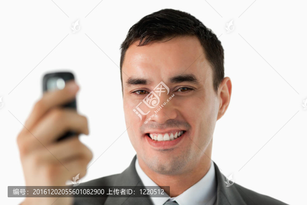 商人手持手機關(guān)門
