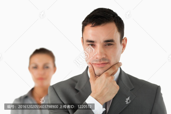 與他身后的同事在思想上的親密
