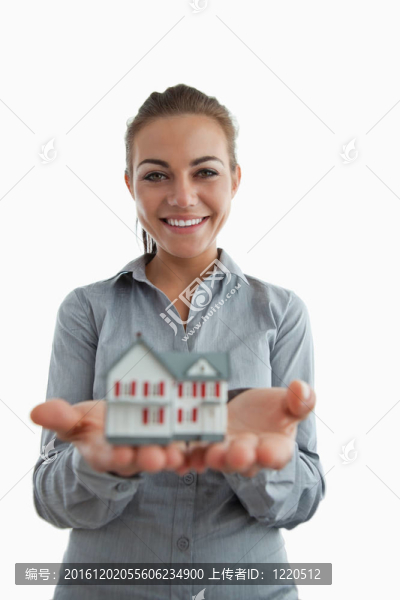 年輕女地產(chǎn)經(jīng)紀(jì)人推出迷你屋