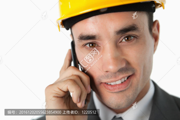 自信的建筑師在電話上特寫