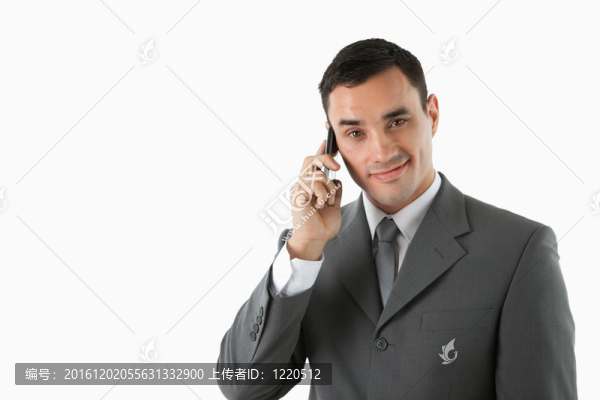 手機(jī)上的男性專業(yè)人士