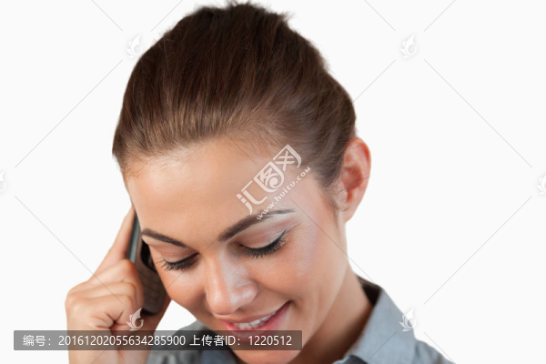 靠近害羞的微笑的女商人在打電話
