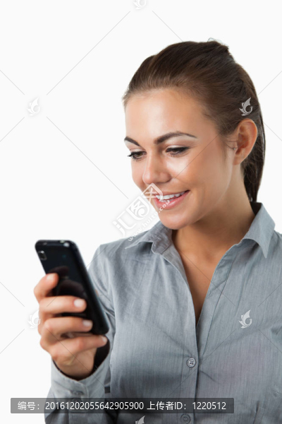 關(guān)閉了微笑的女商人閱讀短信